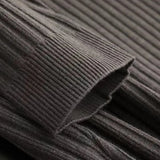 Elegantní svetr s pruhovaným vzorem a zipem