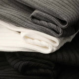 Elegantní svetr s pruhovaným vzorem a zipem